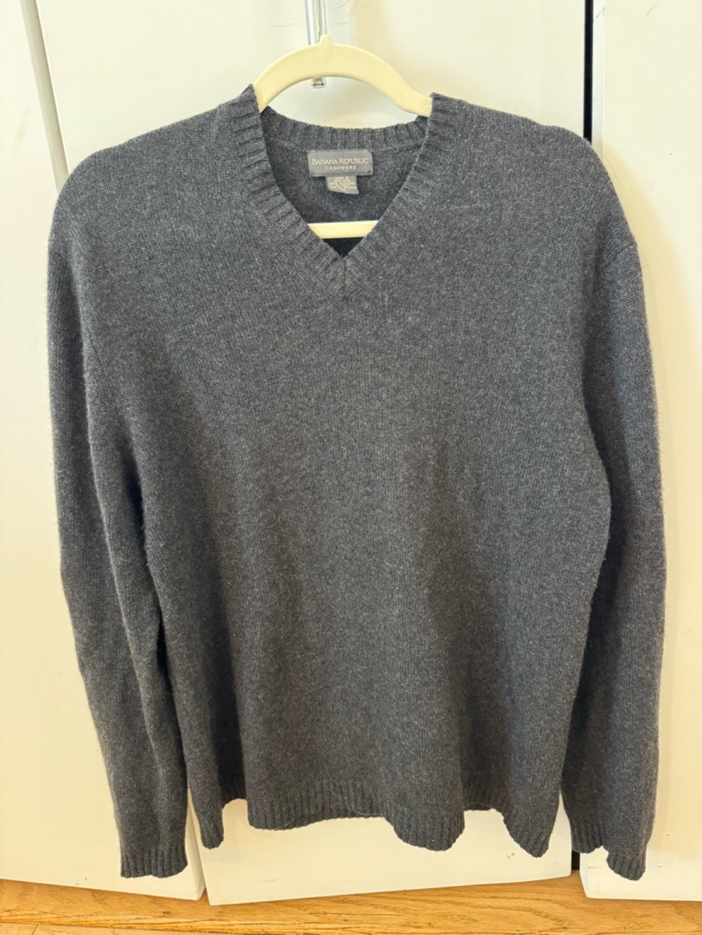 Banana Republic 100% cashmere Dark Gray V-Neck Sweater